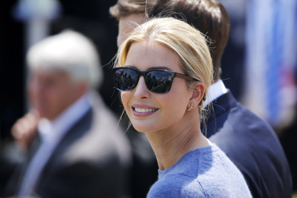 도널드 트럼프 공화당 대선후보의 장녀인 이반카 트럼프가 20일(현지시간) 미국 오하오이주 클리블랜드에서 열리고 있는 공화당 전당대회에 도착하고 있다. AFP 연합뉴스