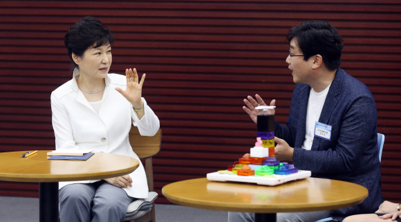 박근혜 대통령이 21일 오후 성남시 판교 벤처벨리를 방문해 창업가들과 간담회를 하고 있다.  안주영 기자 jya@seoul.co.kr