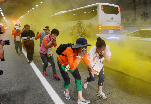 21일 국민안전처는 최근 고속도로 터널구간내 화재, 추돌 등의 사고가 빈발함에 따라 이에 대한 대응체계를 점검하기 위해 영동고속도로 마성터널에서 터널화재사고 재난대응훈련을 하고 있다.  이언탁 기자 utl@seoul.co.kr