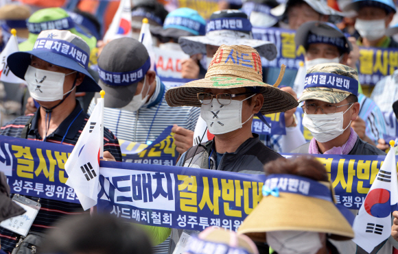 50여대의 버스를 타고 상경한 성주군민 2000여명이 21일 서울역 광장에서 열린  ’사드반대’ 집회에서 침묵시위를 하고 있다.   박윤슬 기자 seul@soeul.co.kr