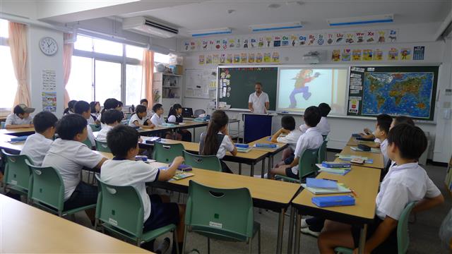 일본 오사카의 민단 계열 민족학교인 건국학교 초등부 학생들이 지난 8일 영어 시간에 원어민 교사와 함께 수업을 하고 있다. 민족학교지만 학생들의 정체성을 가르칠 뿐만 아니라 글로벌 교육도 하고 있다.