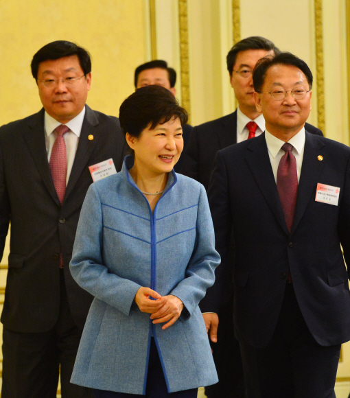 박근혜 대통령이 22일 청와대 영빈관에서 열린 중견기업인 격려오찬에 참석하고 있다.  안주영 기자 jya@seoul.co.kr