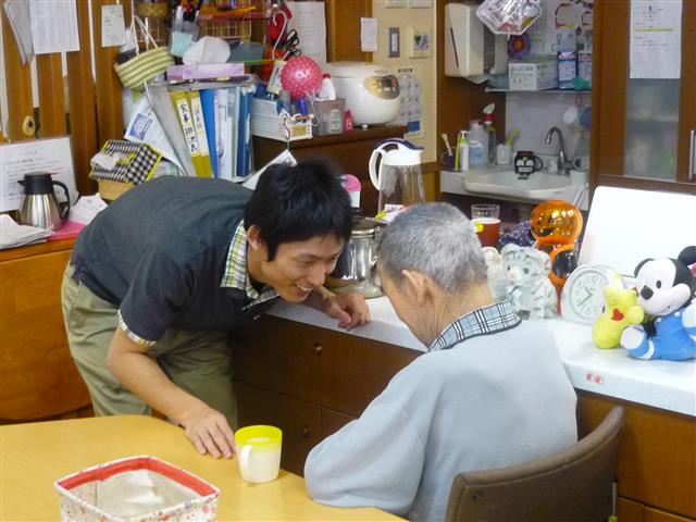 교토는 일본에서 처음으로 대학과 복지단체, 지방자치단체가 연계된 ‘교토지역포괄케어추진기구’를 설립해 치매 노인 문제를 종합적으로 해결하고 있다. 또 복지시설과 함께 복지인재육성인증제도를 도입해 인력난 해소를 도모하고 있다. 사진은 복지시설에서 젊은이들이 치매 노인을 돌보는 모습. 교토부 제공