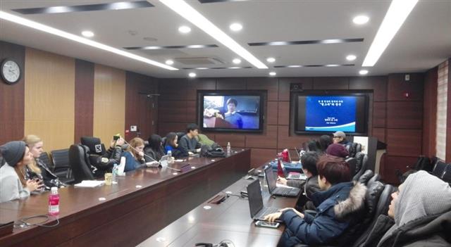 한국국제교류재단(KF)이 2011년 도입한 온라인 한국학 강의인 ‘글로벌 e스쿨’을 통해 한·중 커뮤니케이션에 관한 서울대 강의를 듣고 있는 중국 베이징대 학생들. 한국국제교류재단 제공