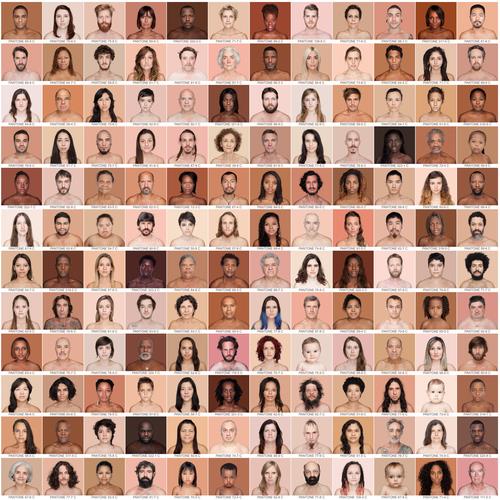 브라질 사진작가 안젤리카 다스의 대표작 ‘휴마네’(인간)를 재구성 했다. 작가는 전 세계 다양한 인물의 피부색을 미국 컬러 전문업체의 ‘팬톤 넘버’로 표현했다. 모든 사람의 피부색은 각기 다르며 피부색으로 인종을 구분하는 것은 의미 없다는 점을 드러낸 작품이다. 안젤리카 다스 홈페이지