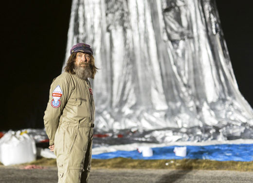 코뉴코프가 출발 전 열기구 앞에서 포즈를 취하고 있다.  AP 자료사진 
