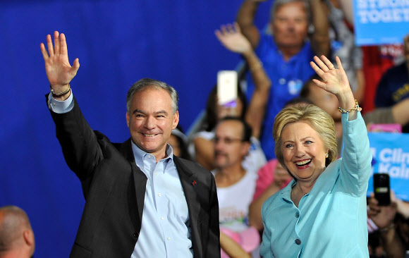 미국 민주당의 대선 후보인 힐러리 클린턴(오른쪽) 과 부통령 후보 팀 케인.  마이애미 AFP 연합뉴스