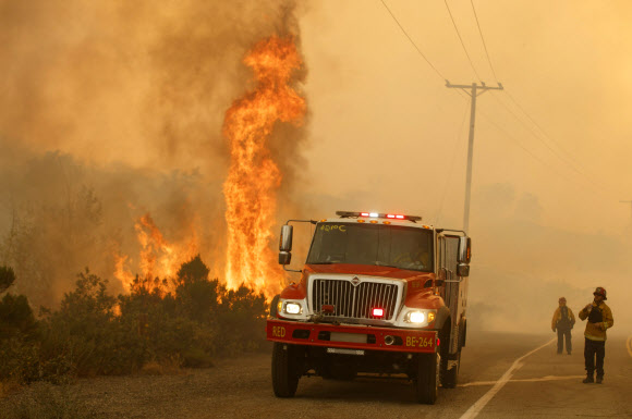 24일(현지시간) 미국 로스앤젤레스 샌타 클라리타 밸리 지역에서 발생한 산불이 강풍을 타고 인근 지역으로 빠르게 번지고 있다. EPA 연합뉴스