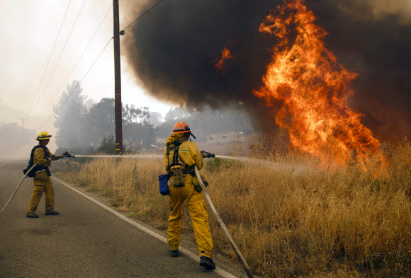 24일(현지시간) 미국 로스앤젤레스 샌타 클라리타 밸리 지역에서 발생한 산불이 강풍을 타고 인근 지역으로 빠르게 번지고 있다. 산불은 인근 주택가로 번지면서 리틀 터헝가와 샌드 캐년, 플레세리타 캐년 지역에 사는 1만5천 가구에 강제대피령이 내려졌다. 이 지역의 주택 18채가 전소됐으며 아이언 캐년 도로에서 시신 1구가 발견됐다고 소방국은 전했다. EPA 연합뉴스