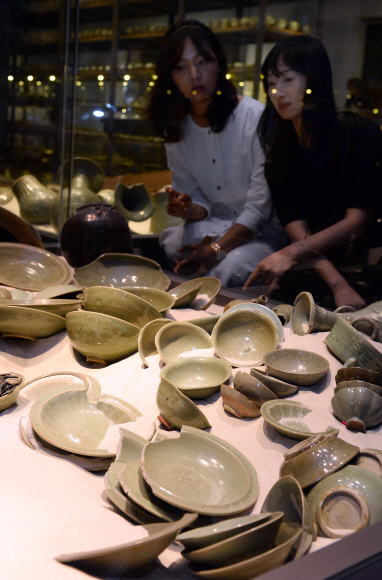 신안선 발굴 40주년 기념 특별전 개막을 하루 앞둔 25일 국립중앙박물관 관계자들이 신안선에서 발굴된 청자 등 유물들을 둘러보고 있다. 박윤슬 기자 seul@seoul.co.kr