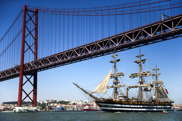 25일(현지시간) 포르투갈 리스본에서 올해로 60주년을 맞은 ‘2016 톨 쉽스 레이스(Tall Ships race)’에 참가한 이탈리아의 배가 경기에 임하고 있다.  EPA 연합뉴스