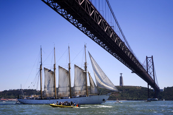 25일(현지시간) 포르투갈 리스본에서 올해로 60주년을 맞은 ‘2016 톨 쉽스 레이스(Tall Ships race)’에 참가한 포르투갈의 배가 경기에 임하고 있다.  EPA 연합뉴스