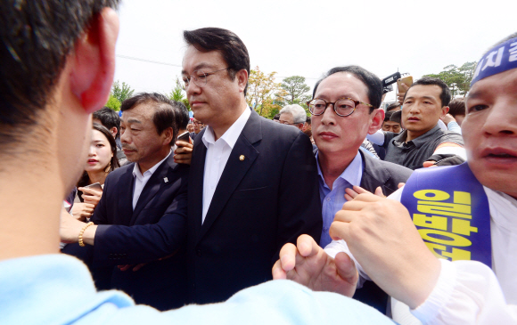 26일 경북 성주군청을 찾은 새누리당 정진석 원내대표가 주민들과의 간담회장으로 이동하던 중 주민들의 항의를 받고 있다.  정연호 기자 tpgod@seoul.co.kr