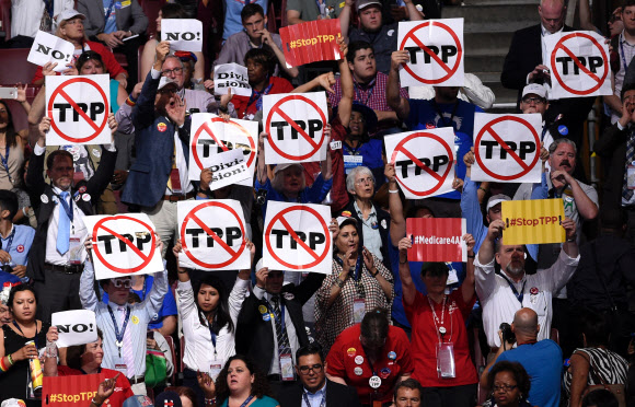 ‘TPP 반대’ 피켓 든 민주당 대의원들