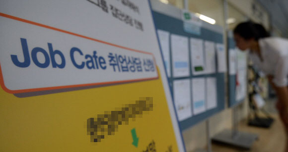서울의 한 대학 게시판에 붙은 구인 공고를 여학생이 유심히 보고 있다.  자료사진  박지환 기자 popocar@seoul.co.kr