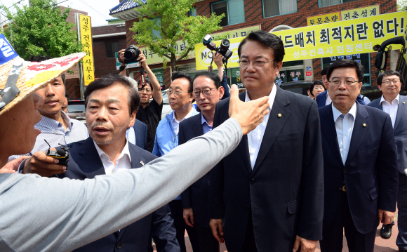 경북 성주군민, 정진석 새누리당 원내대표 향해 거센 항의