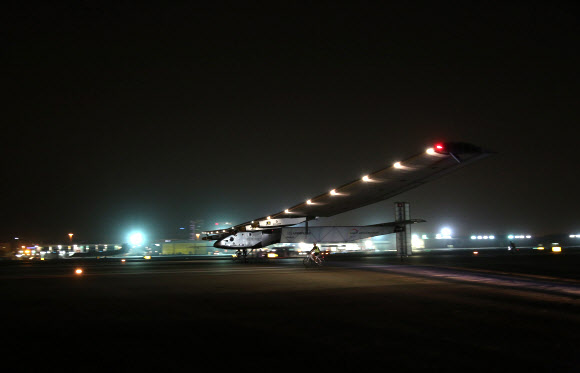 태양에너지 비행기 ‘솔라 임펄스2’가 약 1년 4개월간의 세계 일주를 마친 26일(현지시간) 첫 여정을 시작했던 아랍에미리트(UAE) 아부다비의 알바틴 공항에 귀환해 착륙하고 있다. 아부다비 신화 연합뉴스