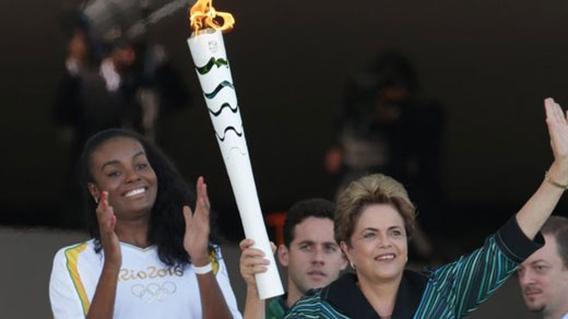 권한이 정지된 지우마 호세프 브라질 대통령이 지난 5월 초 리우올림픽 성화가 수도 브라질리아에 도착했을 때 환영 행사에는 참석했다.    AP 자료사진 