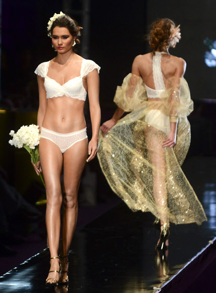 모델들이 26일(현지시간) 콜롬비아 메데인에서 열린 ‘콜롬비아모다 2016 패션 위크(Colombiamoda 2016 fashion week)’ 중 콜롬비아 브랜드 레오니사(Leonisa) 패션쇼에서 작품을 선보이고 있다. AFP 연합뉴스