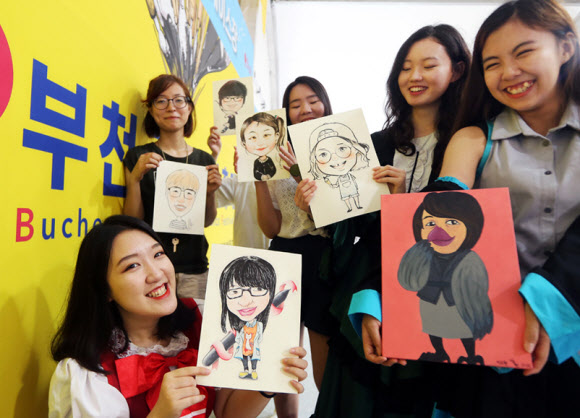 ”내가 그린 캐리커쳐 어때요?”