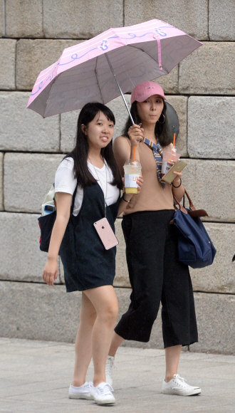 갑작스런 비가 내린 27일 서울 청계천일대에서 시민들이 우산을 쓴 채 길을 걷고 있다. 2016.7.27 박지환기자 popocar@seoul.co.kr