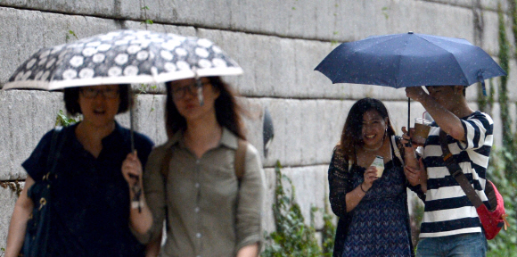 갑작스런 비가 내린 27일 서울 청계천일대에서 시민들이 우산을 쓴 채 길을 걷고 있다. 2016.7.27 박지환기자 popocar@seoul.co.kr