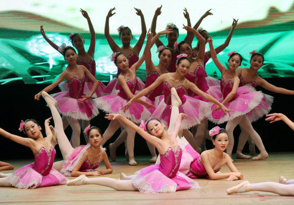 中청소년의 화려한 군무