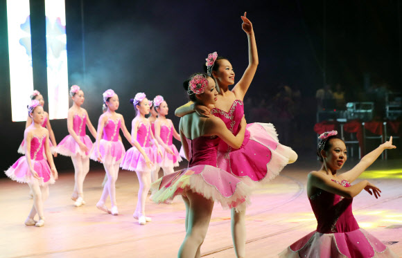 무용 선보이는 중국 청소년