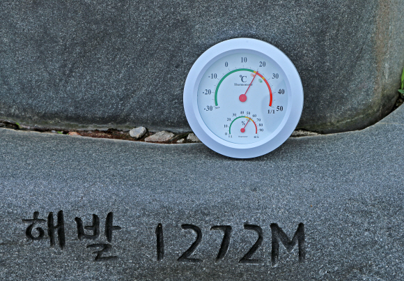 매봉산 정상 표지석 앞의 온도계. 이날 서울 낮기온은 32도까지 치솟았다.