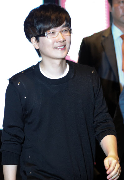 가수 서태지가 27일 오후 서울 강남구 역삼동 LG아트센터에서 열린 뮤지컬 ’페스트’ 포토콜 행사장으로 입장하고 있다. 연합뉴스