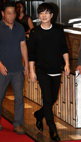 가수 서태지가 27일 오후 서울 강남구 역삼동 LG아트센터에서 열린 뮤지컬 ’페스트’ 포토콜 행사에 참석하고 있다. 연합뉴스