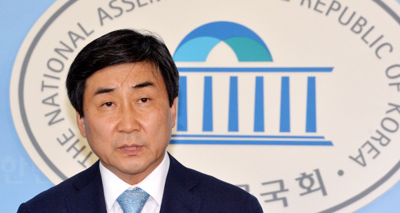더불어민주당 이종걸 의원이 28일 국회에서 당대표 후보로 나선다는 뜻을 밝히고 있다.  이종원 선임기자 jongwon@seoul.co.kr