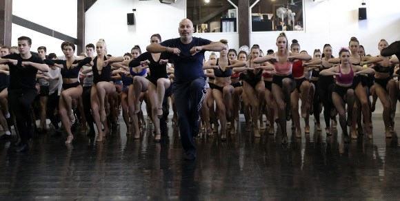 28일(현지시간) 호주 시드니에서 프랑스 유명 공연단 ‘물랑루즈’의 댄서를 모집하는 오디션이 열려 댄서들이 춤을 추고 있다.  물랑루즈는 1889년 프랑스 몽마르트르에서 문을 열었다. 프랑스어로 ‘붉은 풍차(Moulin Rouge)’라는 뜻으로 건물 옥상의 크고 붉은 네온사인 풍차 때문에 붙여진 이름이다. 영화로도 여러 차례 제작됐을 정도로 유명하다. AP 연합뉴스