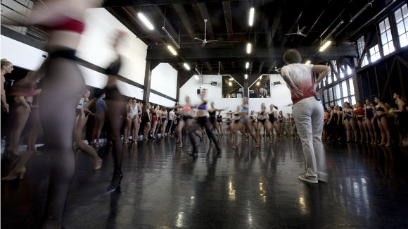 28일(현지시간) 호주 시드니에서 프랑스 유명 공연단 ‘물랑루즈’의 댄서를 모집하는 오디션이 열려 댄서들이 춤을 추고 있다.  물랑루즈는 1889년 프랑스 몽마르트르에서 문을 열었다. 프랑스어로 ‘붉은 풍차(Moulin Rouge)’라는 뜻으로 건물 옥상의 크고 붉은 네온사인 풍차 때문에 붙여진 이름이다. 영화로도 여러 차례 제작됐을 정도로 유명하다. AP 연합뉴스