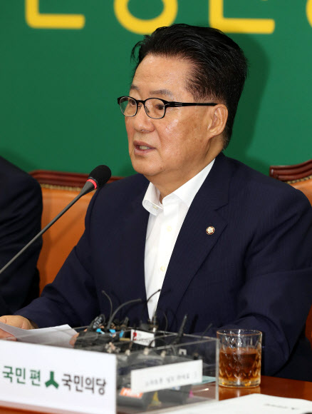 발언하는 박지원 비상대책위원장 겸 원내대표