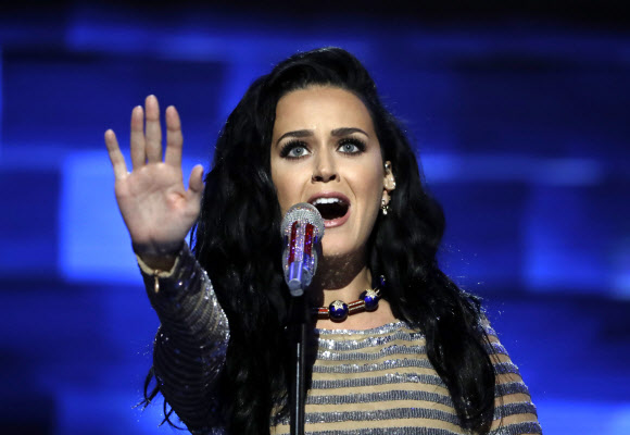 팝스타 케이티 페리가 28일(현지시간) 미국 팬실베니아주 필라델피아에서 열리고 있는 민주당 전당대회에서 힐러리 클린턴 대선후보 지지를 표명하며 멋진 무대를 선사하고 있다. AP 연합뉴스