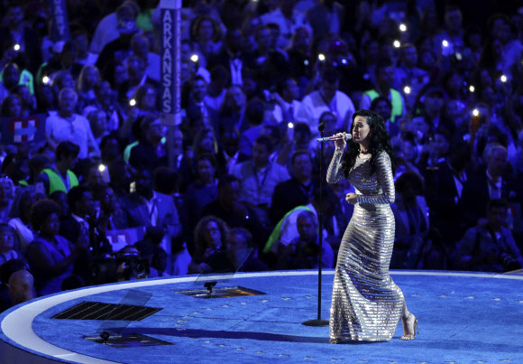 팝스타 케이티 페리가 28일(현지시간) 미국 팬실베니아주 필라델피아에서 열리고 있는 민주당 전당대회에서 힐러리 클린턴 대선후보 지지를 표명하며 멋진 무대를 선사하고 있다. AP 연합뉴스