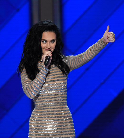 팝스타 케이티 페리가 28일(현지시간) 미국 팬실베니아주 필라델피아에서 열리고 있는 민주당 전당대회에서 힐러리 클린턴 대선후보 지지를 표명하며 멋진 무대를 선사하고 있다. AFP 연합뉴스