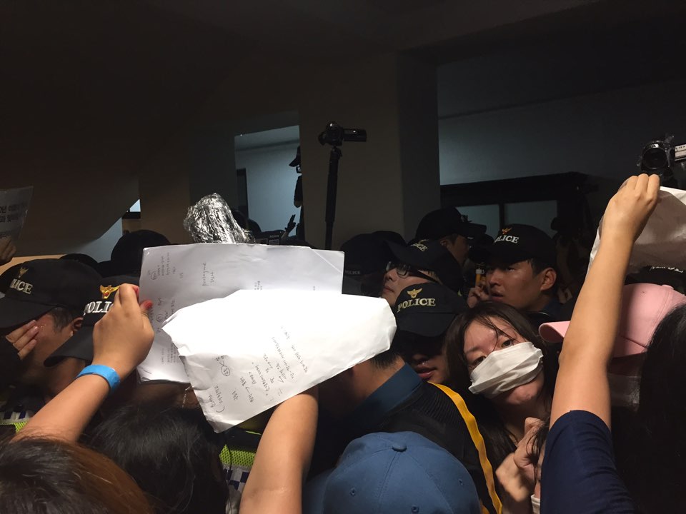 이화여대 본관을 점거 중인 학생들과 대치 중인 경찰