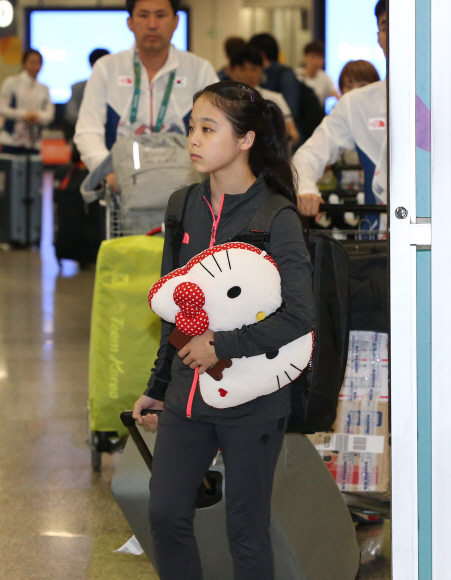 30일 (현지시간) 오후 기계체조 이고임이 부상을 입어 한국으로 돌아간 가운데 대체자 이은주가 리우 국제공항으로 입국하고있다.  리우=올림픽사진공동취재단