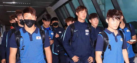 올림픽축구대표팀이 30일 오후(현지시간) 브라질 바이아 주 사우바도르 국제공항에 들어서고 있다. 올림픽축구 대표팀은 오는 4일 사우바도르 Fonte Nova Arena(아레나 폰치노바)에서 피지전, 7일 독일전, 10일 브라질 브라질리아 Mane Garrincha Stadium(마네 가린샤 경기장)에서 멕시코전을 치를 예정이다.<br>상파울루=올림픽사진공동취재단