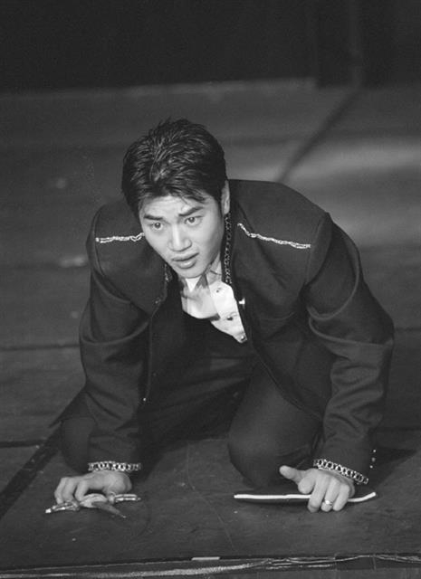 2001년 대학시절 연극 ‘햄릿-슬픈 광대 이야기’에서 햄릿을 열연하고 있는 스물세 살의 김강우.