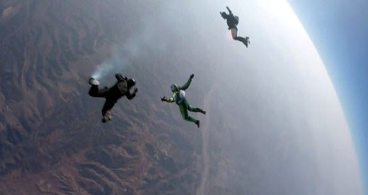 에이킨스(녹색 재킷)가 지난달 30일 점프해 지상을 향하고 있다. 주위의 다이버들이 만약의 사고에 대비해 함께 뛰어내렸다. 몬델레즈 인터내셔널 제공 AP 연합뉴스  　