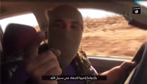 IS, 옥상에서 사람 밀고 권총으로 쏘고…잔혹 영상 공개