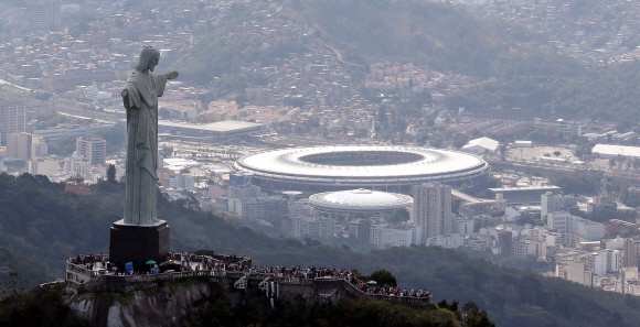 1일 오후 (현지시간) 브라질 리우데자네이루 코파카바나 해변 상공에서 바라본 예수상 뒤로 개막식이 열릴 마라카낭 주경기장이 보이고 있다. 리우데자네이루=올림픽사진공동취재단