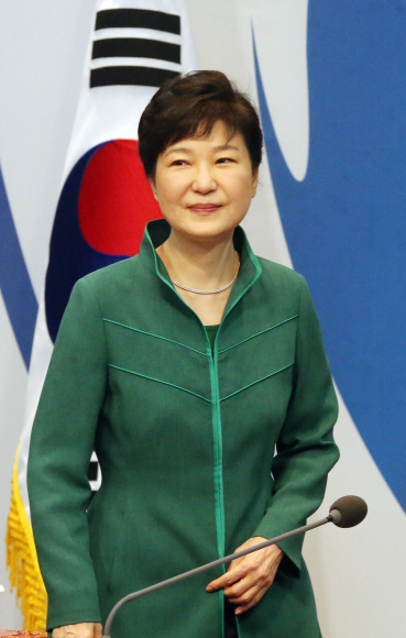 박근혜 대통령이 2일 오전 청와대에서 열린 국무회의에서 참석하고 있다.  안주영 기자 jya@seoul.co.kr