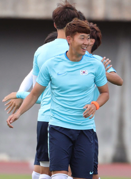 한국 축구의 간판 손흥민과 한국 수영의 간판 박태환이 1일(현지시간) 훈련을 하기 위해 모습을 드러냈다. 사진은 손흥민이 브라질 사우바도르 피투아쿠경기장에서 밝은 표정으로 동료들과 몸을 풀고 있는 모습.  사우바도르 도준석 기자 pado@seoul.co.kr