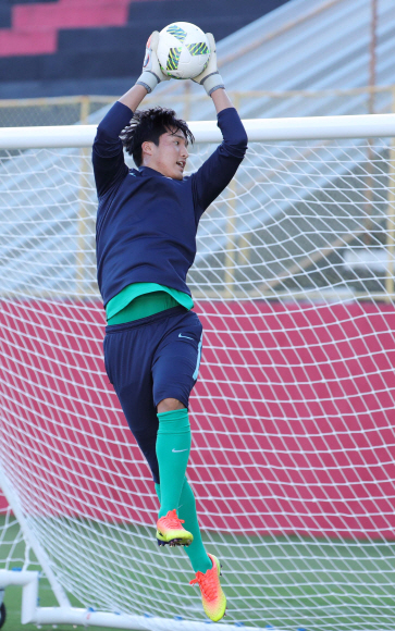 2016년 리우올림픽 남자축구 김동준이 2일 오후(현지시간) 브라질 살바도르 마노엘 바라다스(Barradao) 경기장에서 훈련에 열중하고 있다.   살바도르=올림픽사진공동취재단