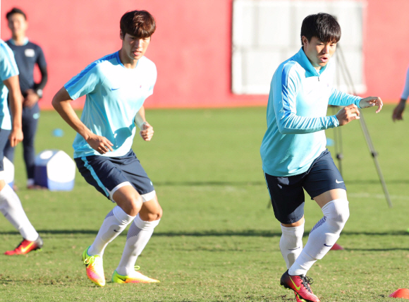 2016년 리우올림픽 남자축구 최규백, 권창훈이 2일 오후(현지시간) 브라질 살바도르 마노엘 바라다스(Barradao) 경기장에서 피지컬 셔킷 트레이닝을 하고 있다.  살바도르=올림픽사진공동취재단