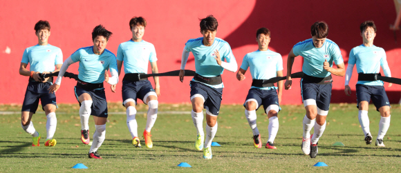 2016년 리우올림픽 남자축구 권창훈, 김민태 등 선수들이 2일 오후(현지시간) 브라질 살바도르 마노엘 바라다스(Barradao) 경기장에서 피지컬 셔킷 트레이닝을 하고 있다.   살바도르=올림픽사진공동취재단